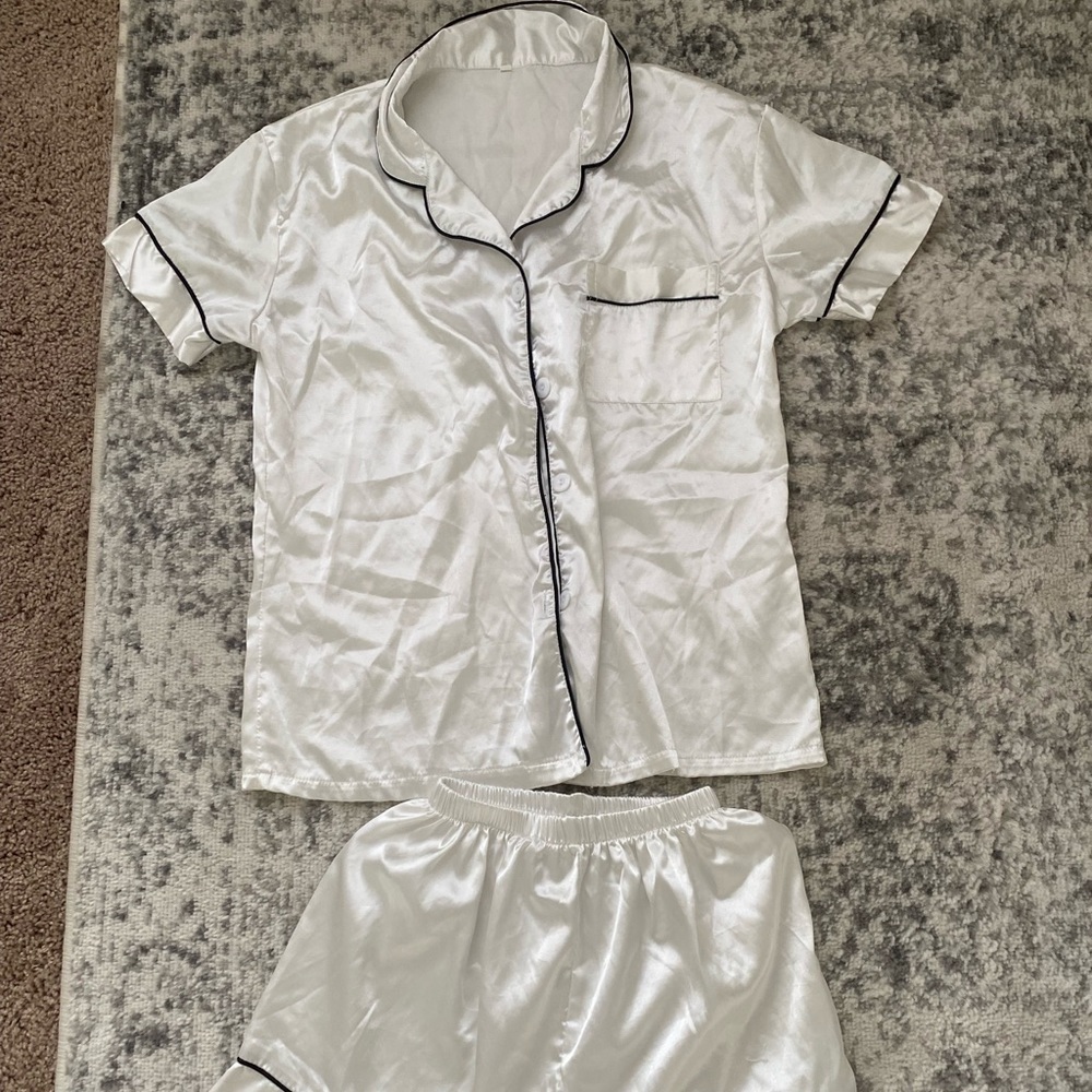 ❤️‍🩹SOLD❤️‍🩹 White Satin/ Silky Pajama Set